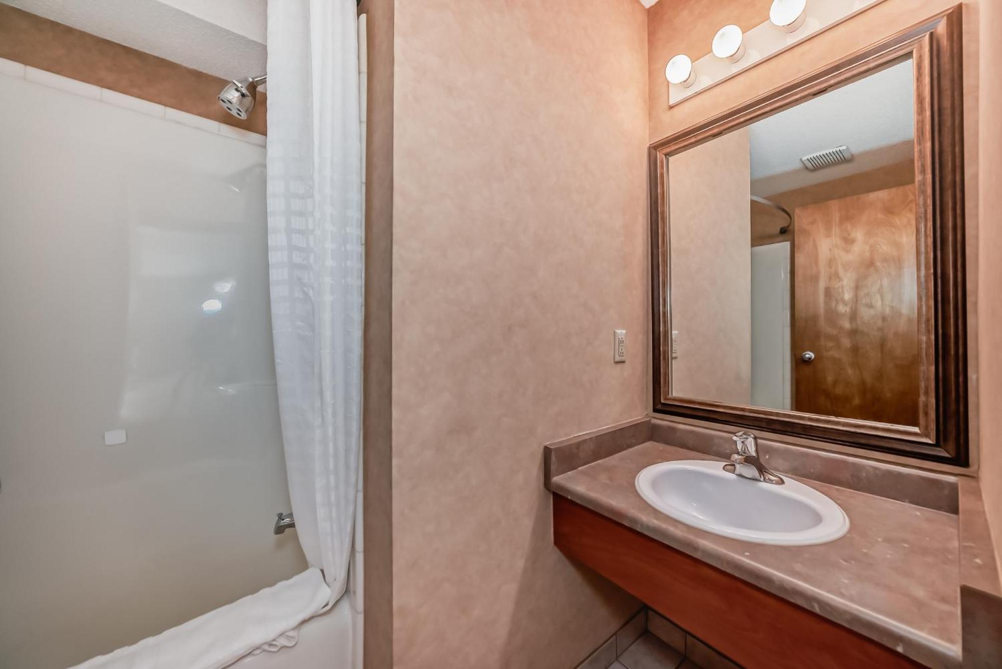 Stony Plain Inn & Suites Экстерьер фото