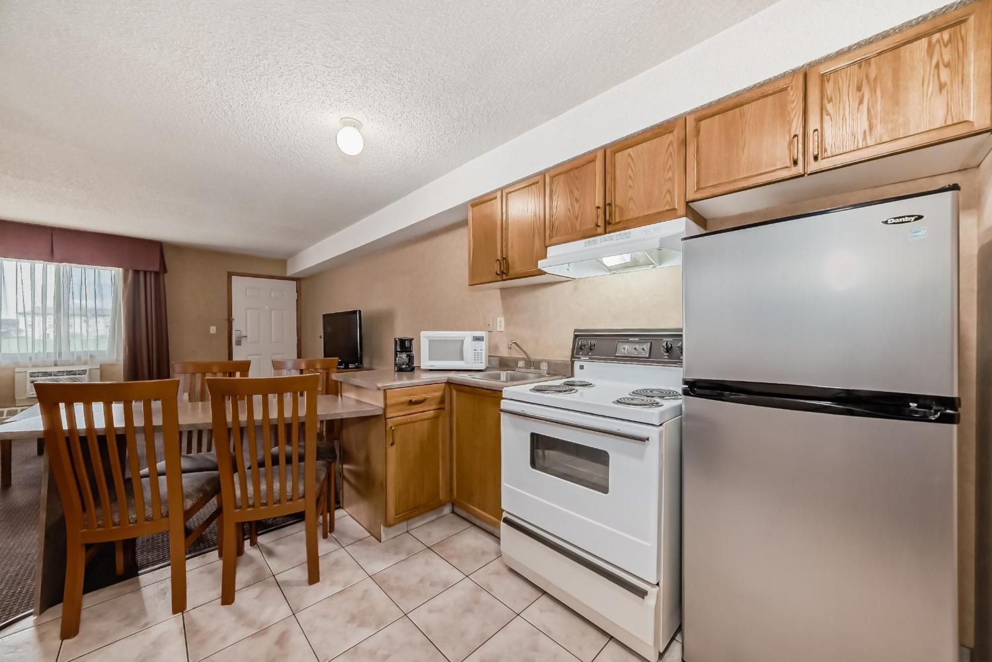 Stony Plain Inn & Suites Экстерьер фото