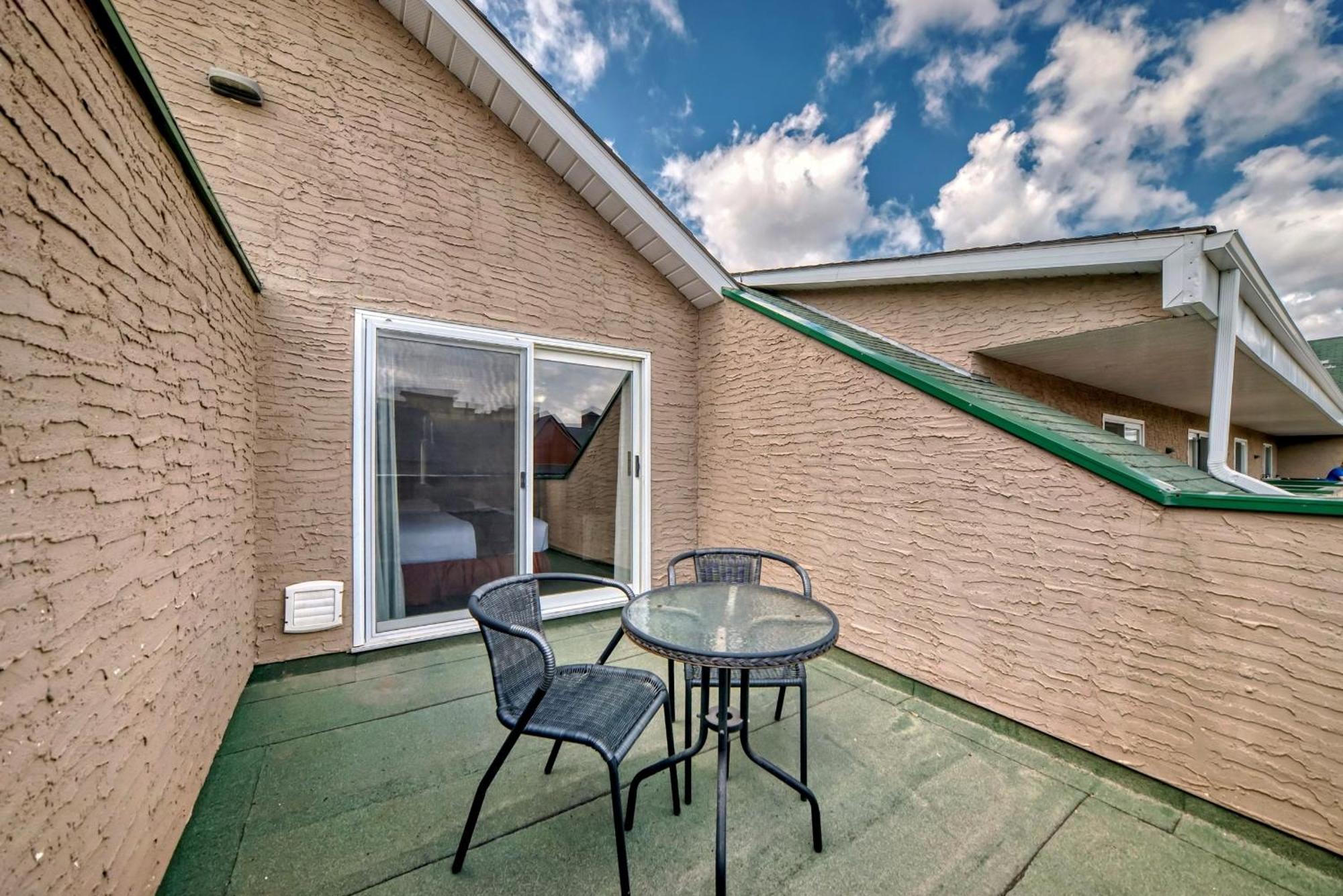 Stony Plain Inn & Suites Экстерьер фото
