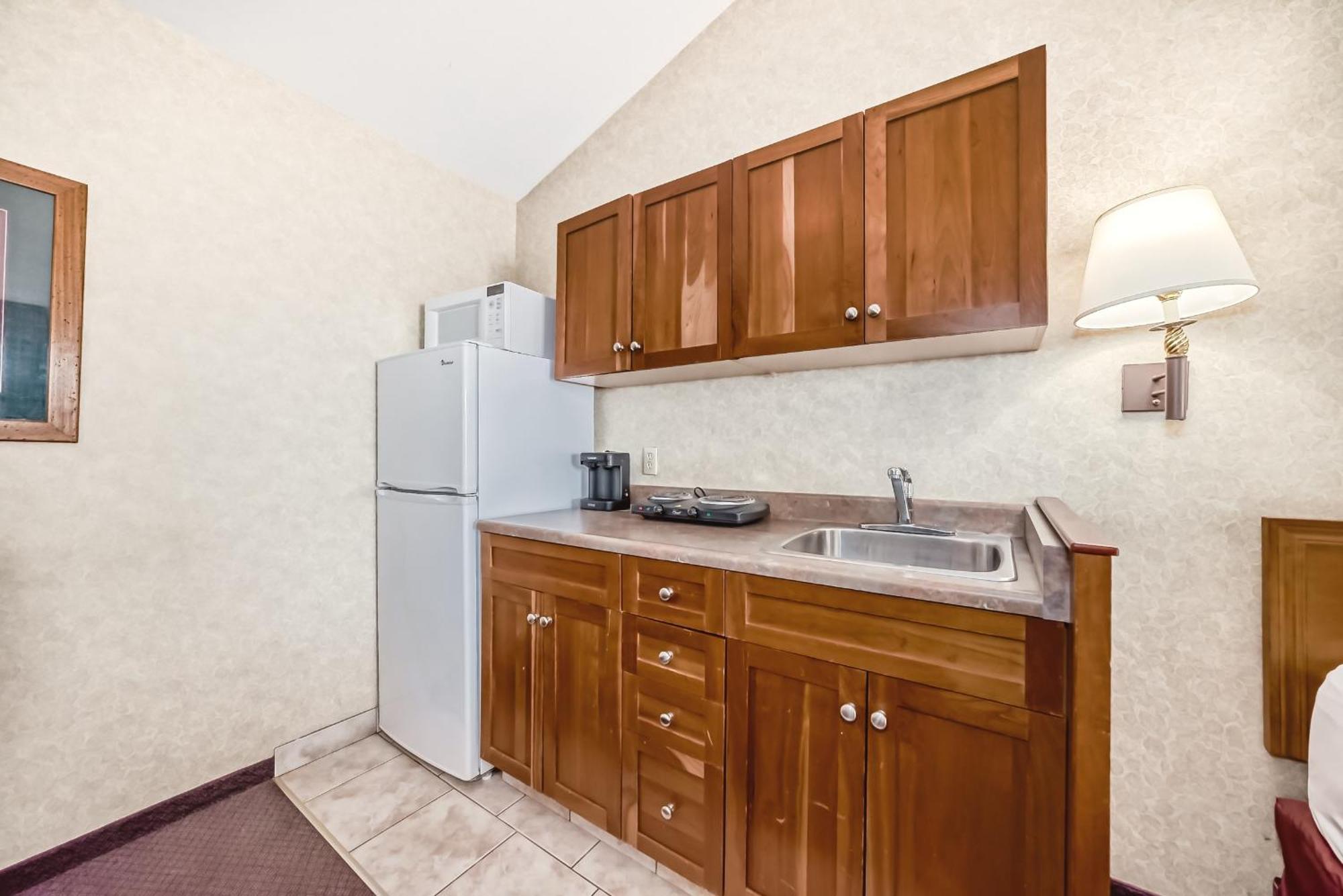 Stony Plain Inn & Suites Экстерьер фото