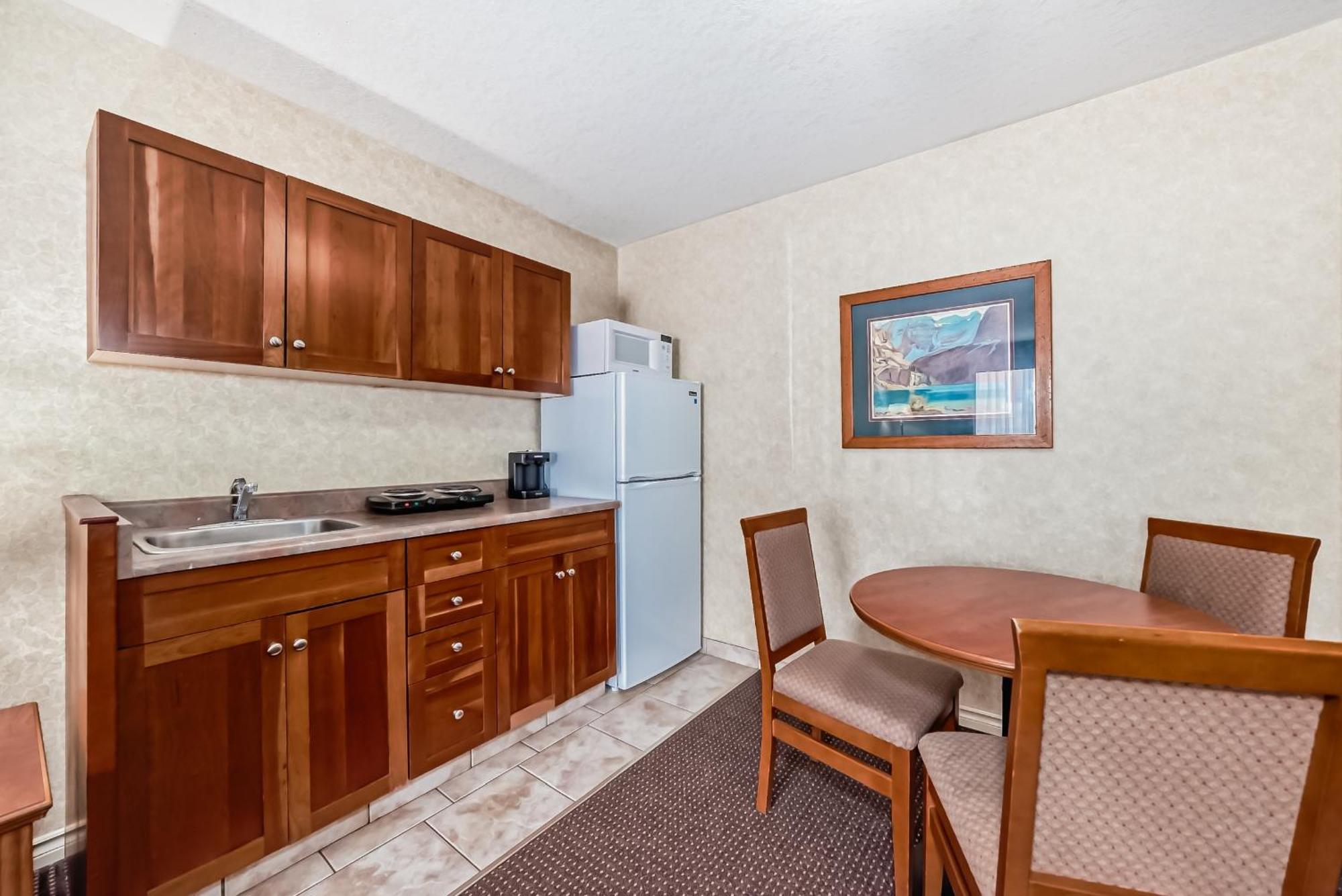 Stony Plain Inn & Suites Экстерьер фото