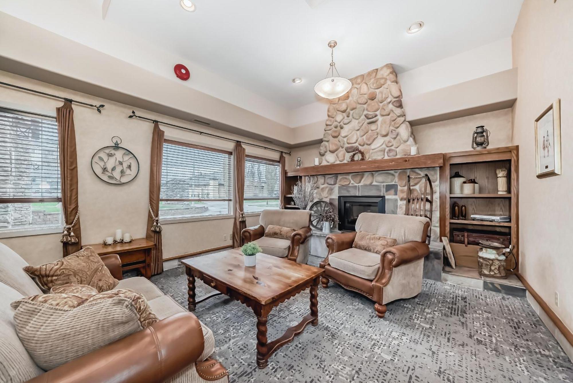 Stony Plain Inn & Suites Экстерьер фото