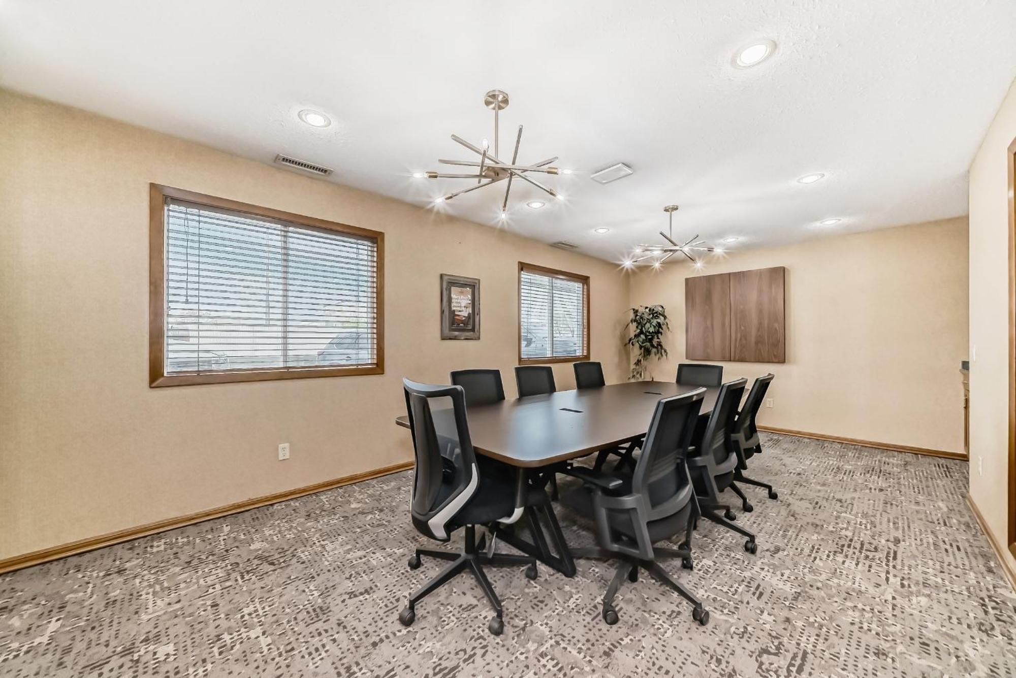 Stony Plain Inn & Suites Экстерьер фото