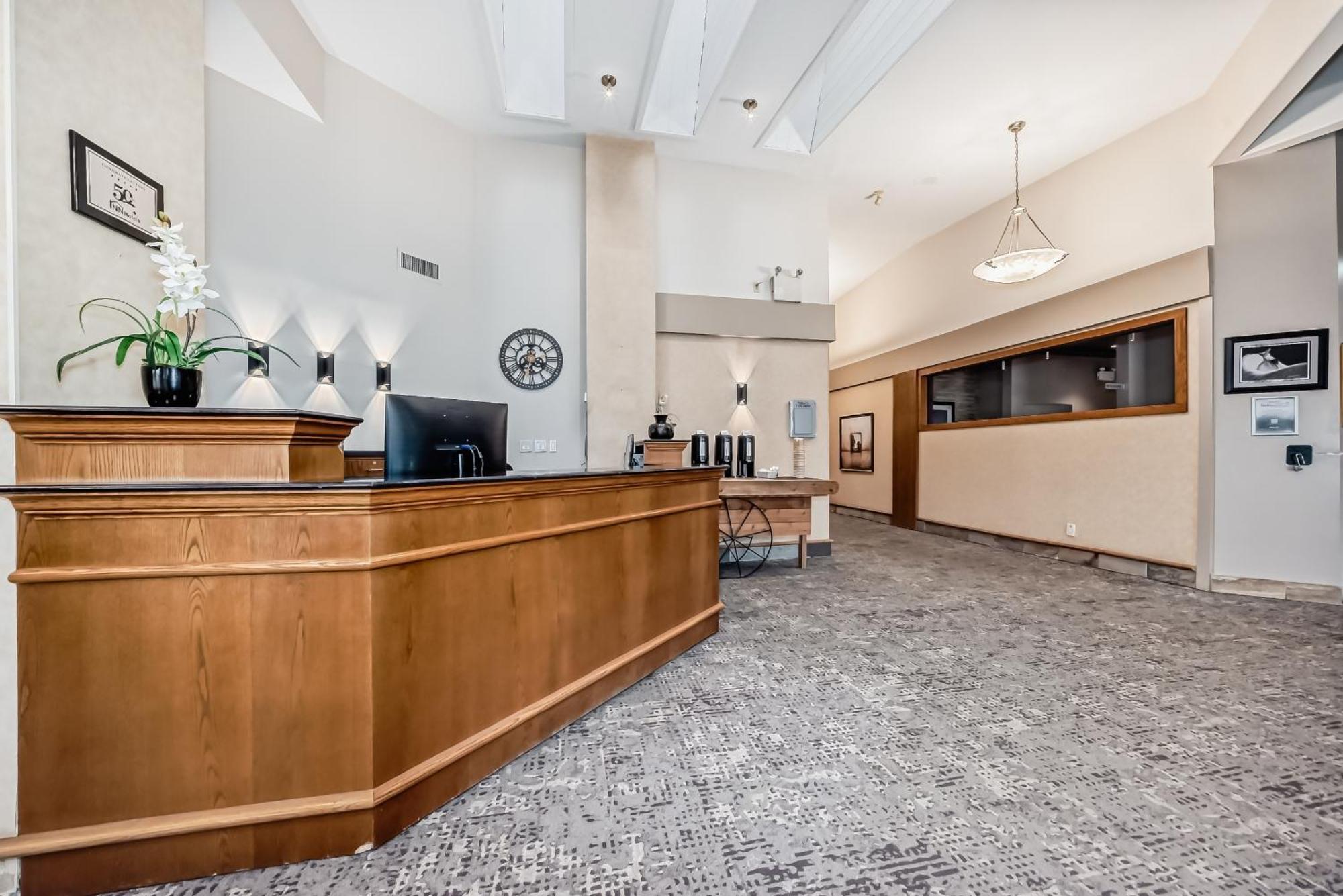 Stony Plain Inn & Suites Экстерьер фото