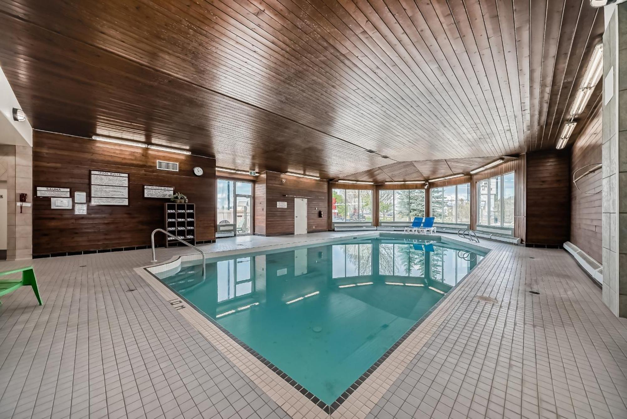Stony Plain Inn & Suites Экстерьер фото