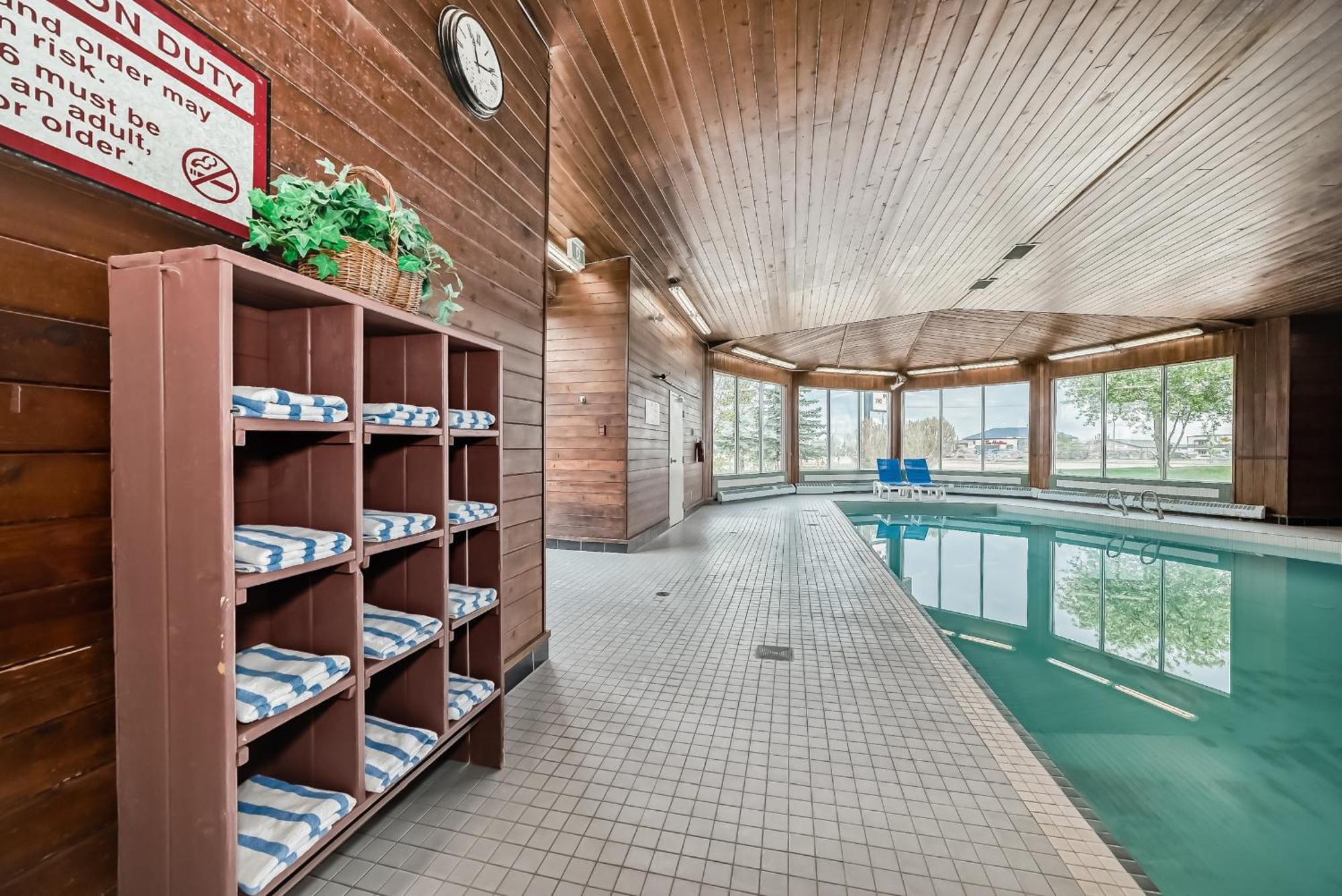 Stony Plain Inn & Suites Экстерьер фото