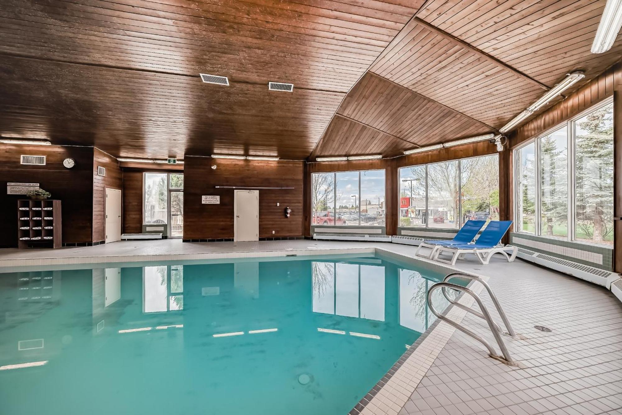 Stony Plain Inn & Suites Экстерьер фото
